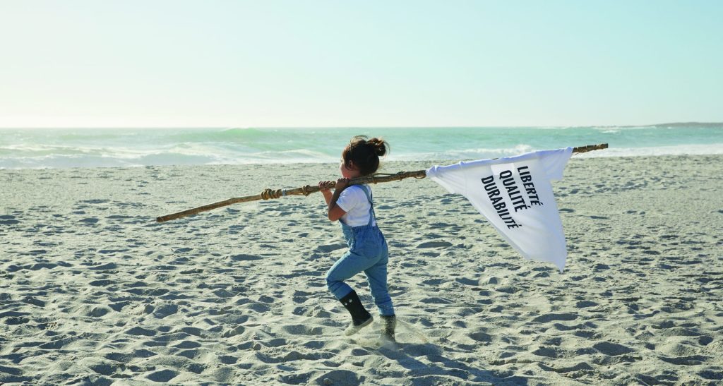 Visuel de marque Petit Bateau illustrant l’univers intemporel et libre de la maison, entre héritage textile et esprit bord de mer