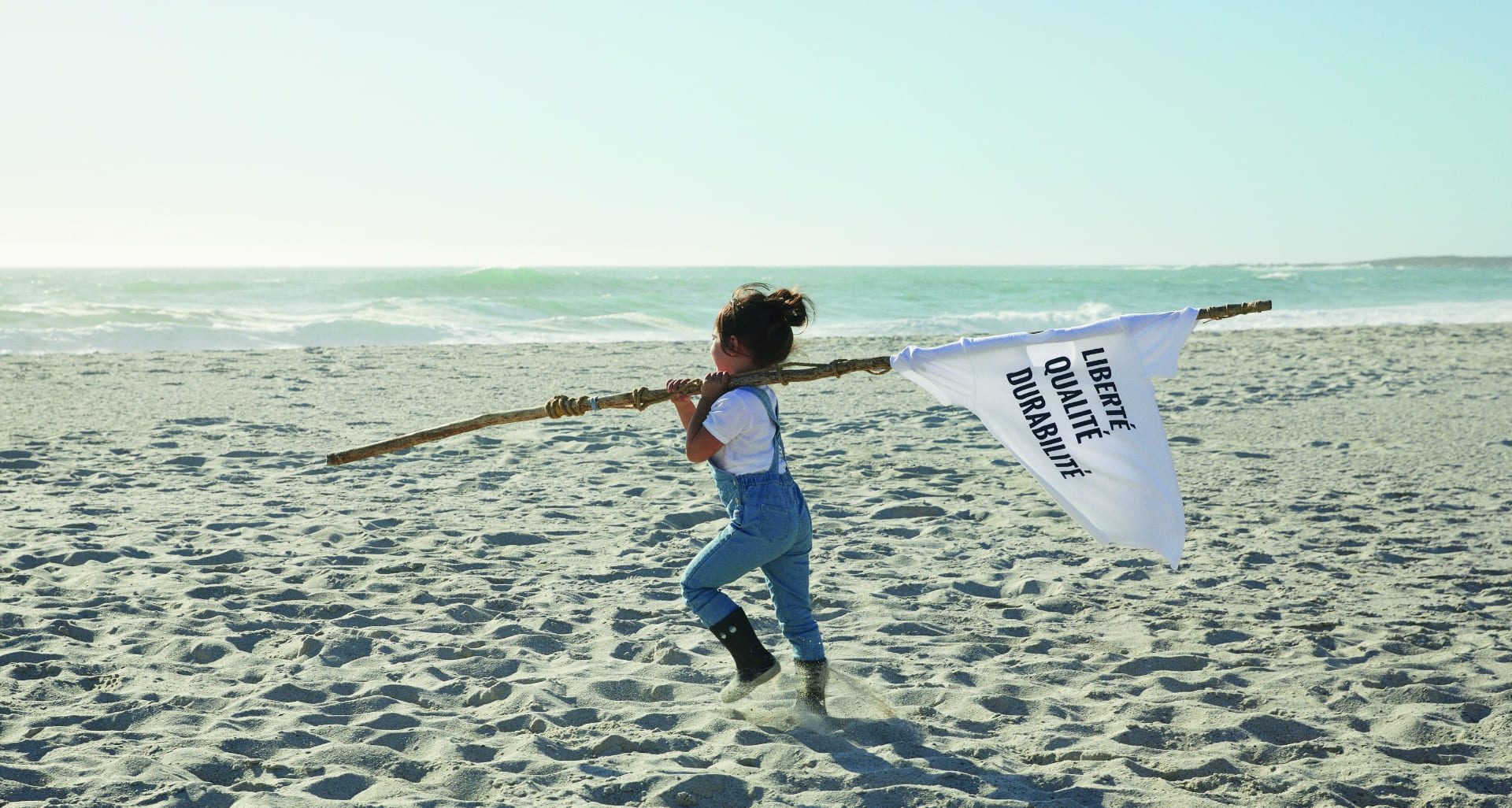 Image iconique Petit Bateau illustrant sa dernière campagne de communication liberté, qualité, durabilité