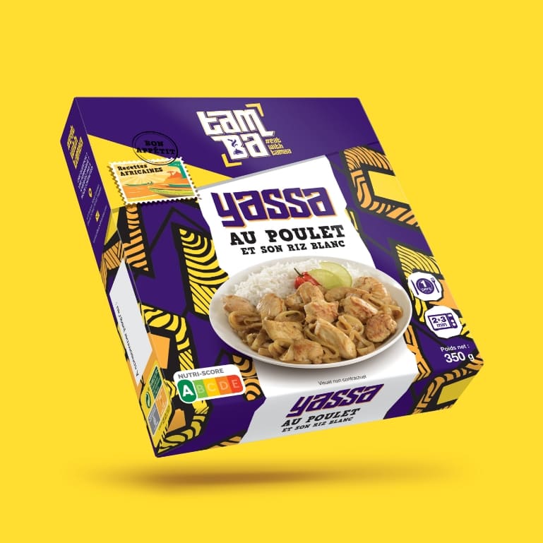 Packaging Tamba Yassa au poulet présenté en volume 3D, plat cuisiné afro prêt à consommer en rayon traiteur