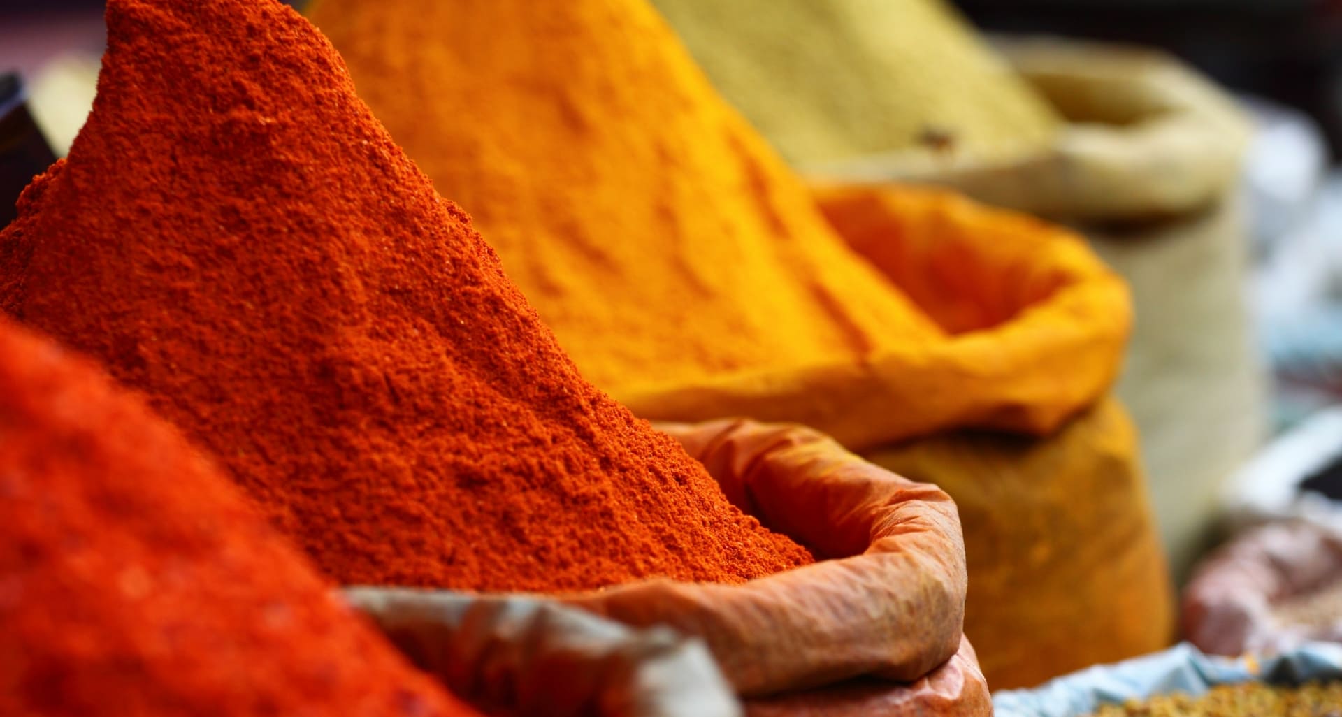 Épices colorées illustrant l’univers afro de Tamba, packaging alimentaire haut en couleurs