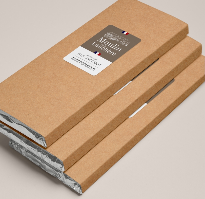 Packaging minimaliste des confiseries du Moulin de la Lauchère, aligné avec l’identité de marque artisanale