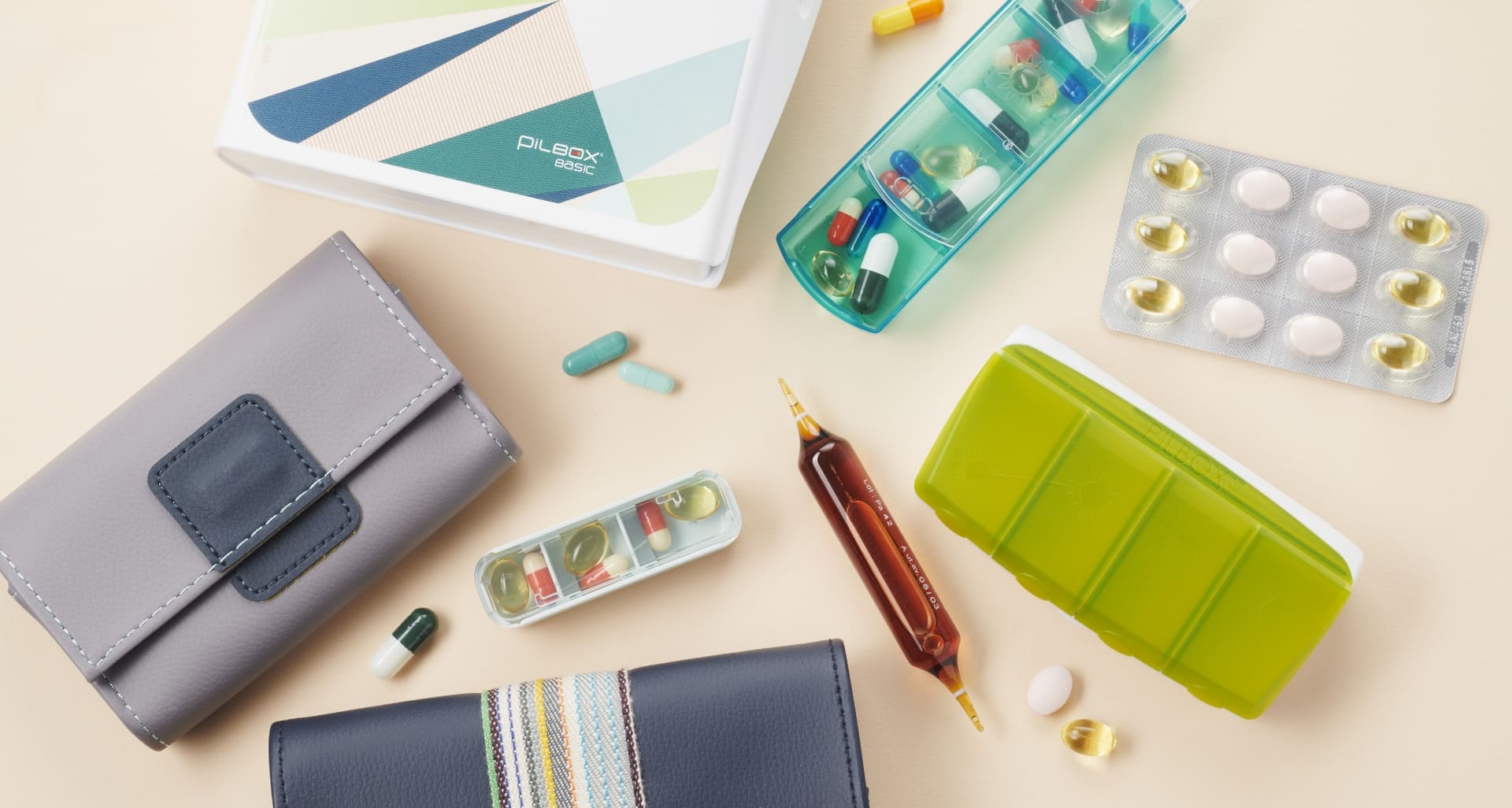 Produits santé Pilbox mis en scène : piluliers, étuis, semainiers et blister, identité visuelle soignée et ciblée