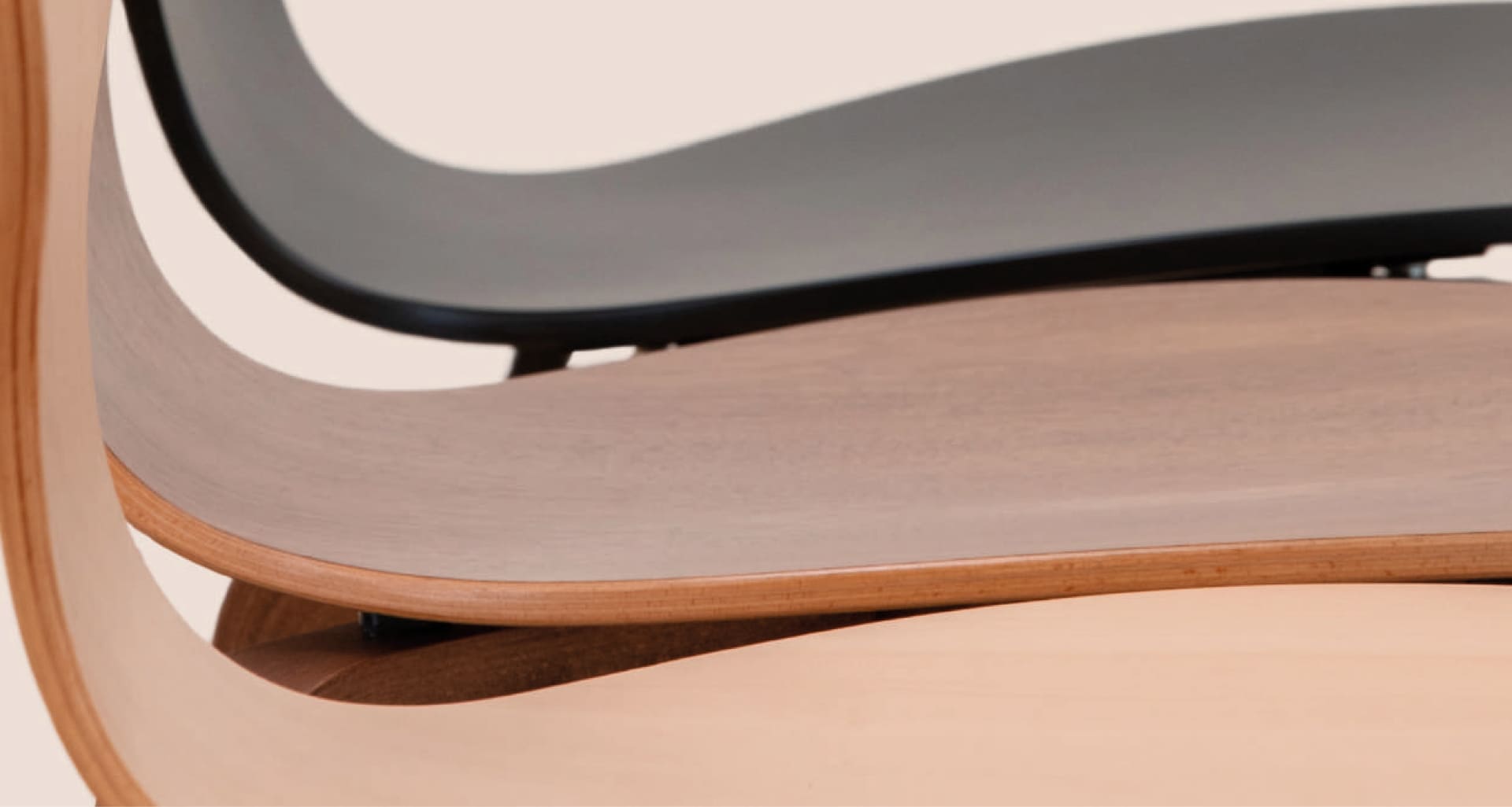 Détail de mobilier en bois illustrant l’univers de Régnier Solutions et son identité visuelle artisanale