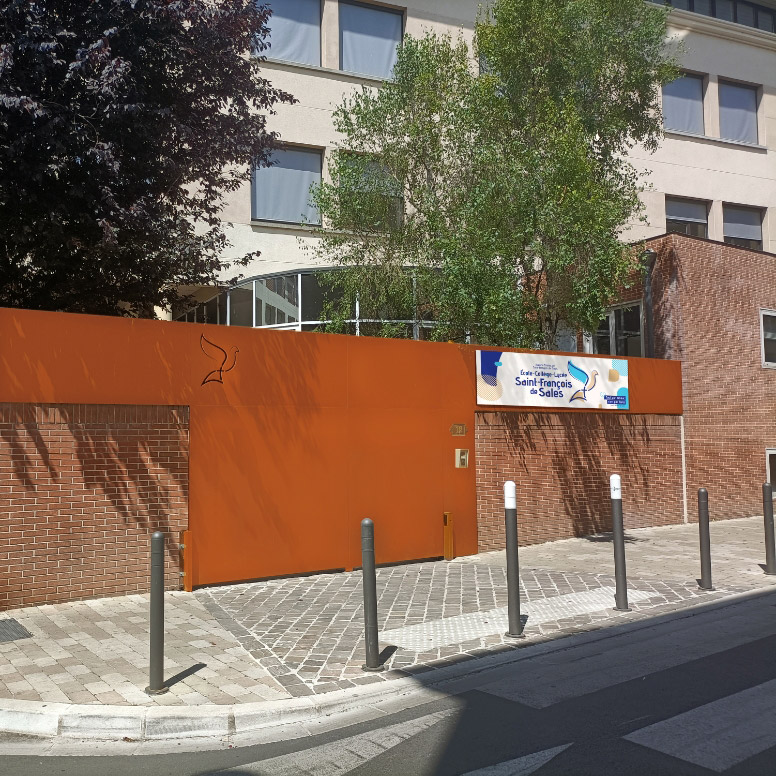 Signalétique Soeurs Oblates de Saint-François de Sales apposée sur le portail de l’établissement à Troyes