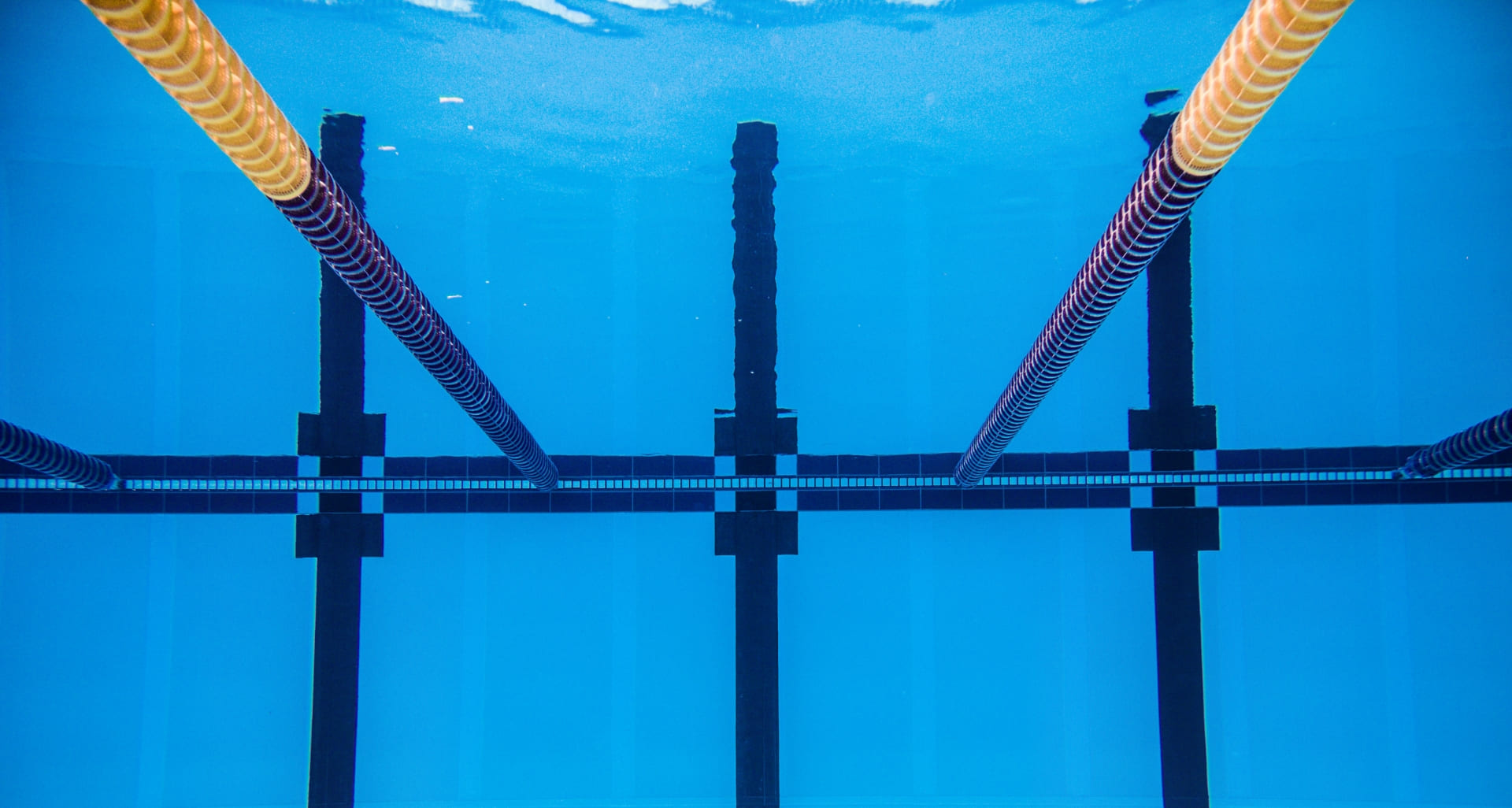 Univers visuel aquatique de la marque Swind, ancrée dans la communication retail sport