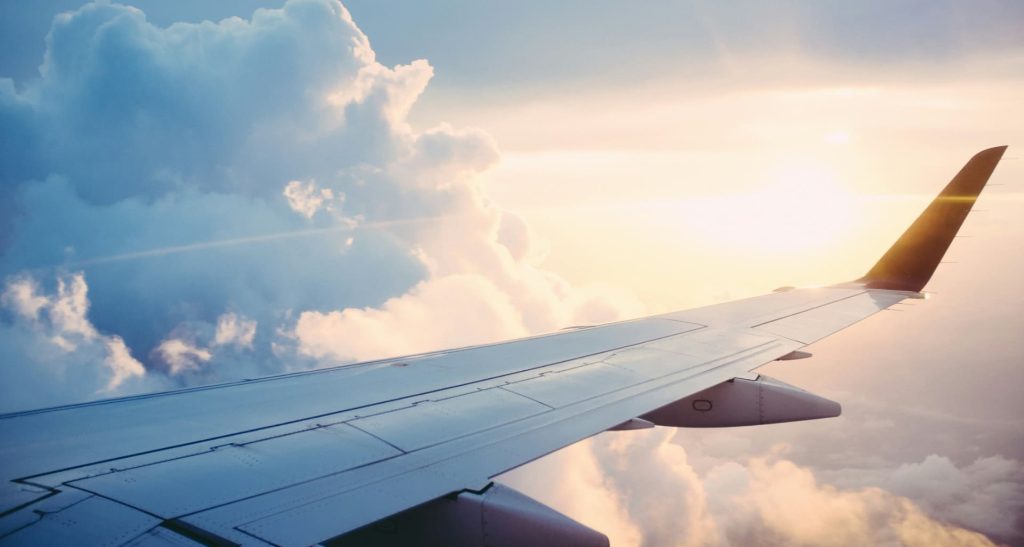 Vue d’un avion en vol, utilisée pour illustrer la refonte d’image de marque et les supports de communication de XCR AIRPORT, hub logistique aérien international