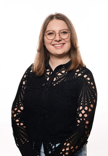 Portrait de Camille, graphiste spécialisée en édition et tous supports imprimés chez Studio Ikadia