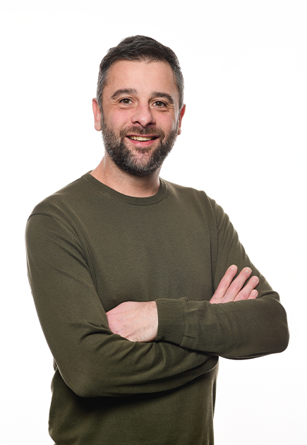Portrait d'Olivier Bernardi, co-gérant du Studio Ikadia et expert en stratégie de communication.

