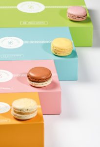 Boîtes de macarons signées Florent Sourice, illustrant une identité de marque raffinée mêlant tradition pâtissière et créativité contemporaine