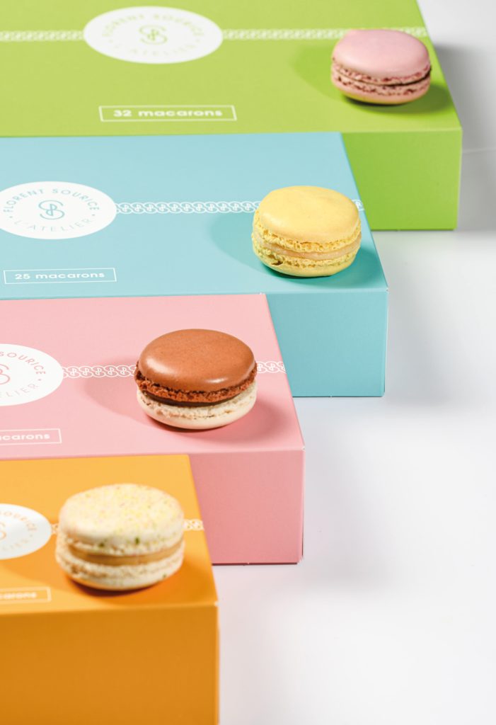 Boîtes de macarons signées Florent Sourice, illustrant une identité de marque raffinée mêlant tradition pâtissière et créativité contemporaine