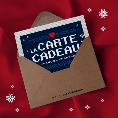 Visuel Carte cadeau Garçon Français au style tricoté, glissée dans une enveloppe kraft sur fond rouge festif