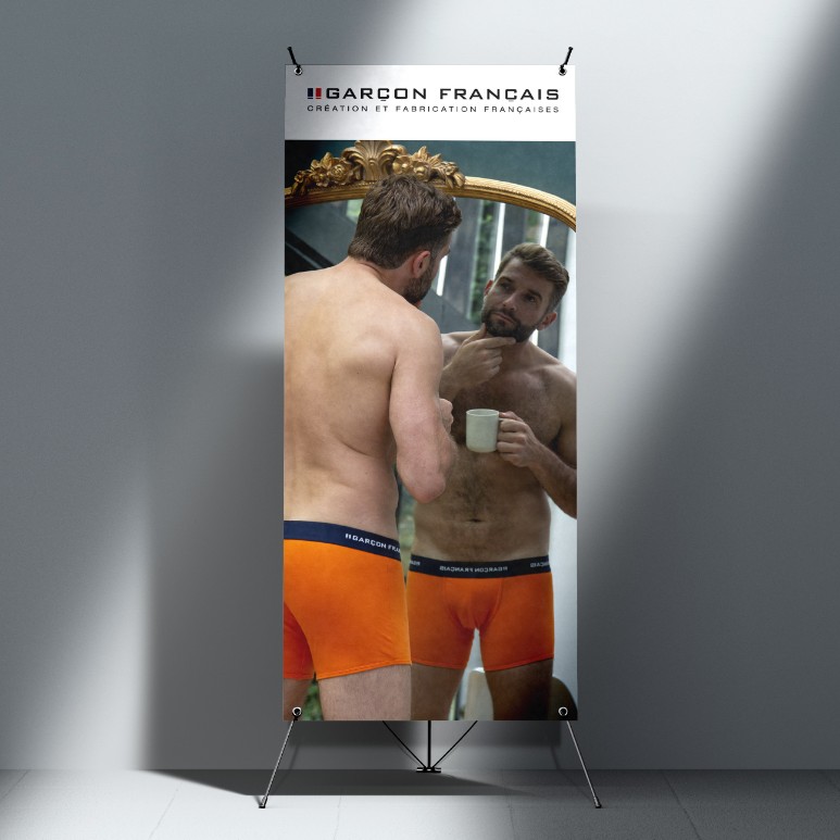Kakemono Garçon Français avec un homme en boxer orange se regardant dans un miroir, tasse à la main