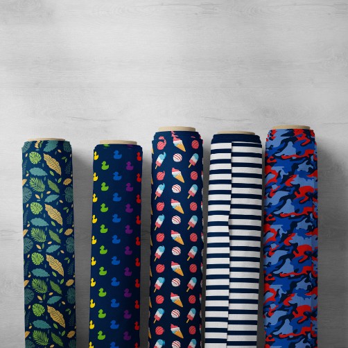 Rouleaux de tissus avec les différents motifs conçus pour Garçon Français : tropical,  canards, glaces, camouflage bleu