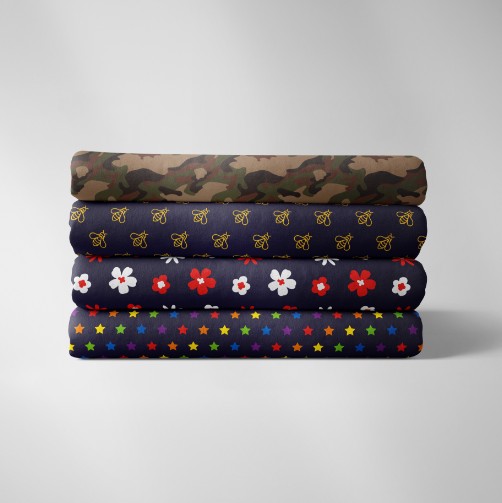Pile de tissus avec motifs créés par nos graphistes pour Garçon Français : camouflage, abeilles, fleurs, étoiles