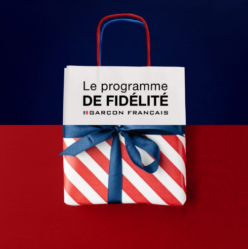 Visuel d’un objet mi-sac mi-cadeau aux couleurs tricolores, pour le programme de fidélité Garçon Français