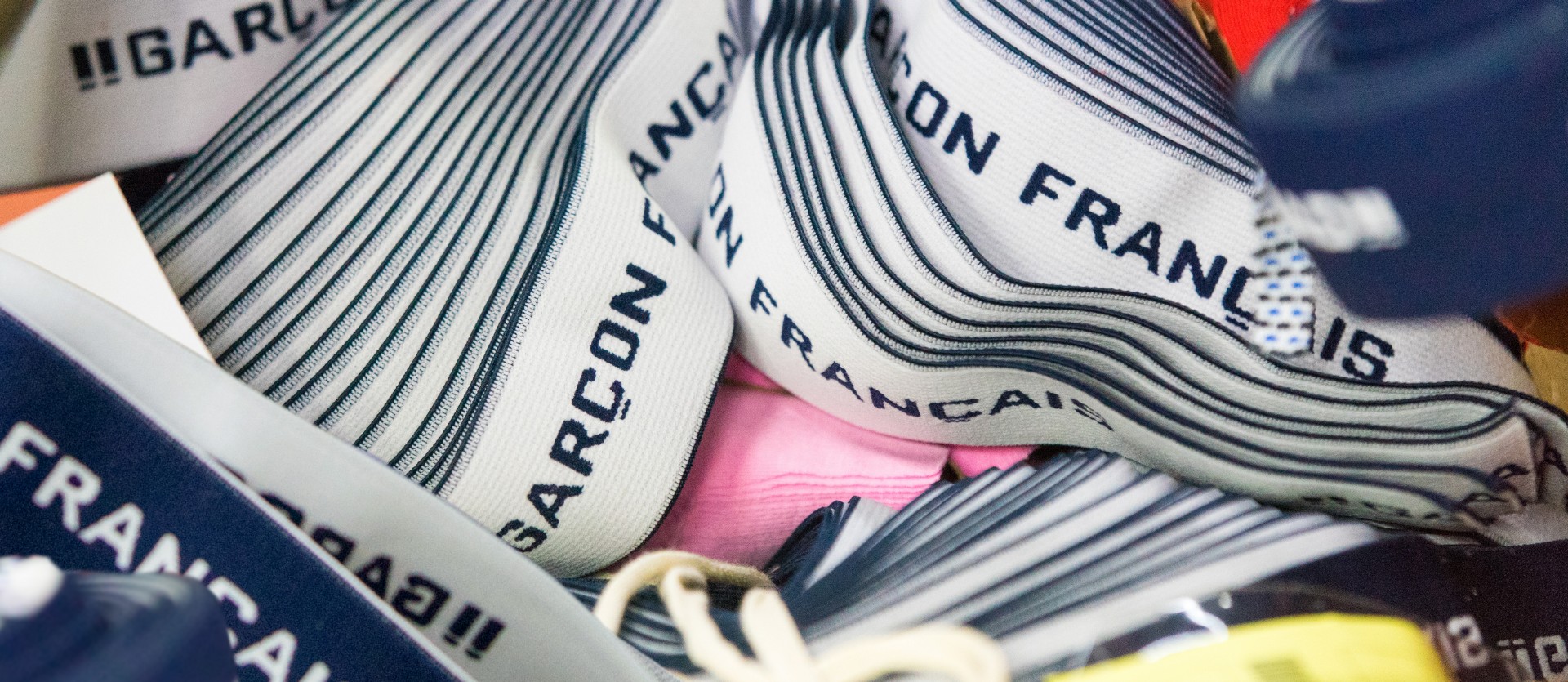 Pile de ceintures élastiques des sous-vêtements masculins Garçon Français