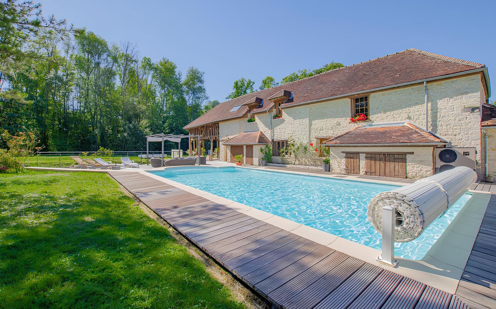 Photo de l'extérieur du moulin de la lauchère avec piscine et jardin