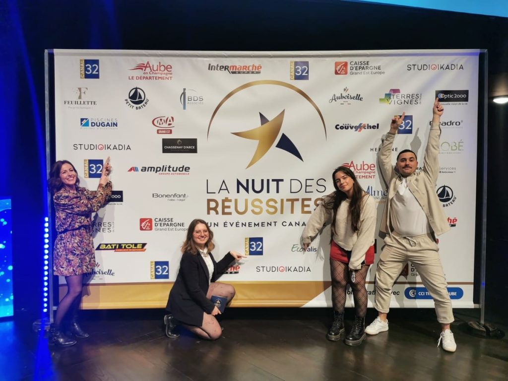 Photo d'une partie de l'équipe du Studio Ikadia aux Nuits de la Réussite devant le photocall