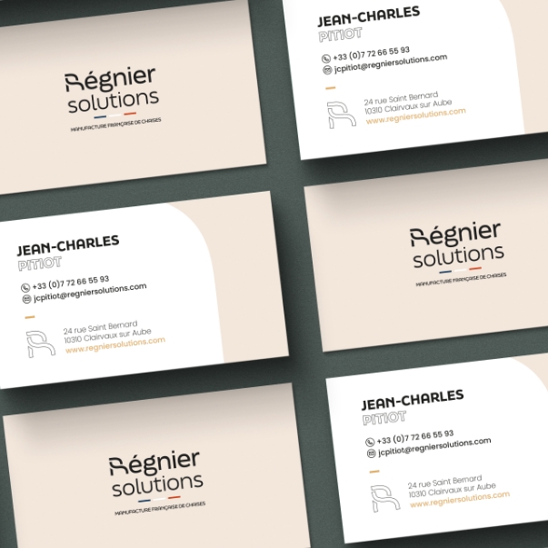 Cartes de visites, émanant de la nouvelle charte graphique de Régnier Solutions, valorisant l’identité visuelle mobilier et les finitions sur mesure