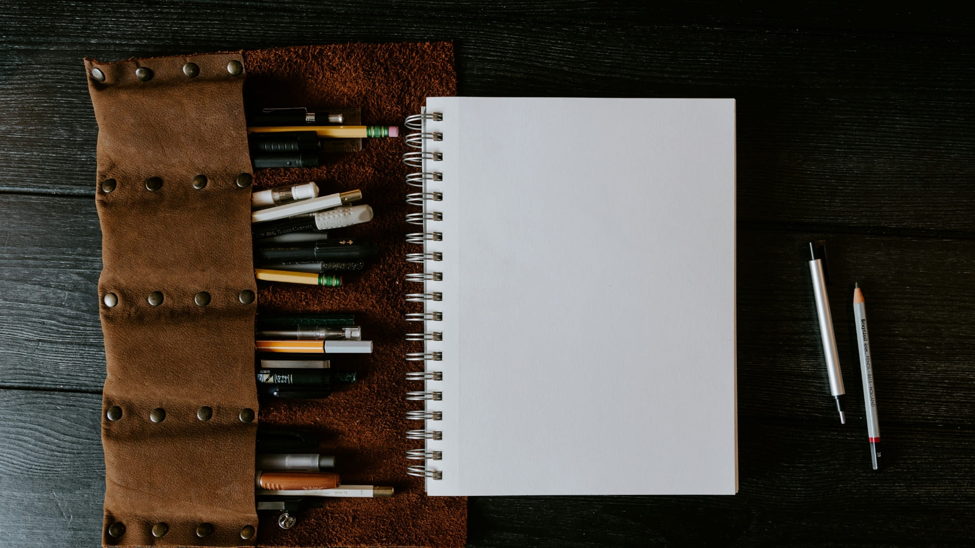 Carnet vierge et trousse d’outils créatifs pour construire sa stratégie de marque