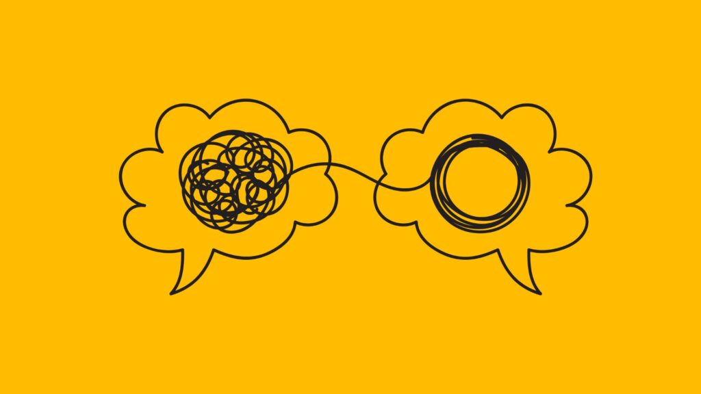 Deux bulles de dialogue illustrant une transformation : l’une avec un enchevêtrement désordonné, l’autre avec un cercle ordonné, symbole visuel d’une stratégie de communication bien construite.