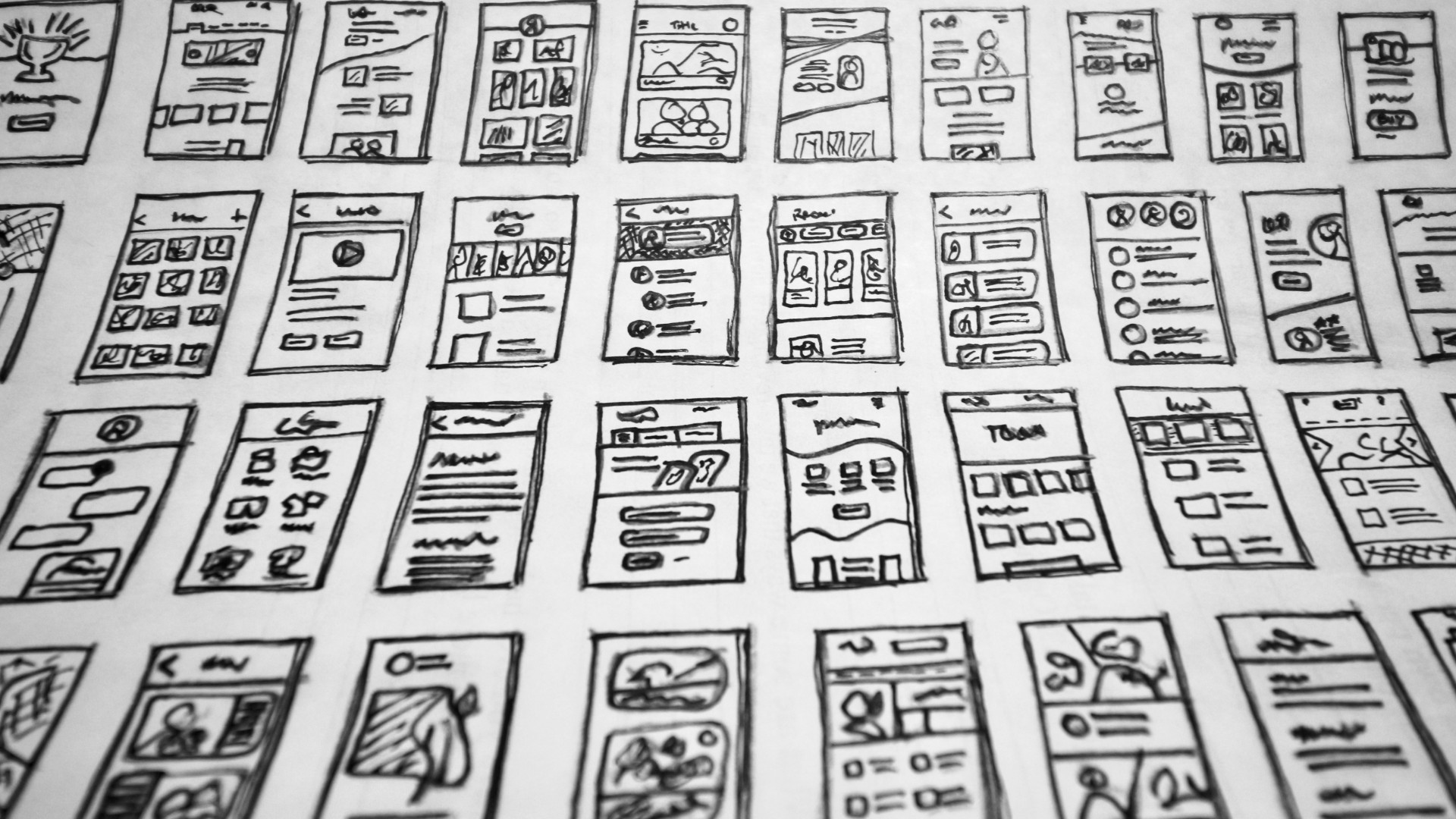 Croquis de maquettes de pages web dessinées à la main, illustrant la phase de conception de contenu pour structurer un site efficace et convaincant.