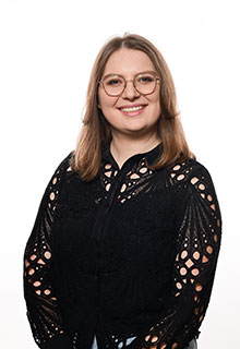 Portrait de Camille, graphiste spécialisée en édition et tous supports imprimés chez Studio Ikadia